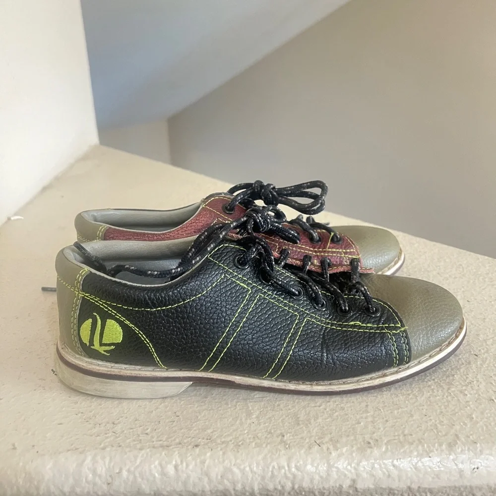LINDS CRS Bowling Shoes,  Lace Up Red & Black Leather Unisex Size 8 / 39.5